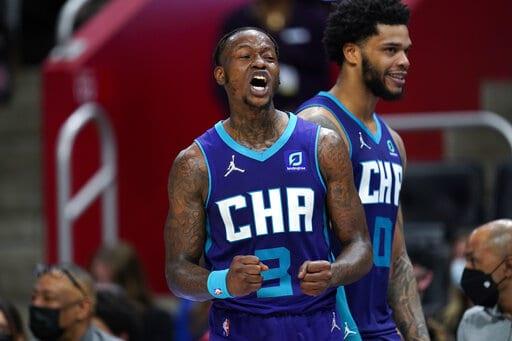 Ball y Rozier llevan a Hornets a paliza sobre Pistons