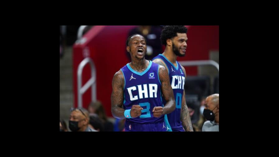 Ball y Rozier llevan a Hornets a paliza sobre Pistons