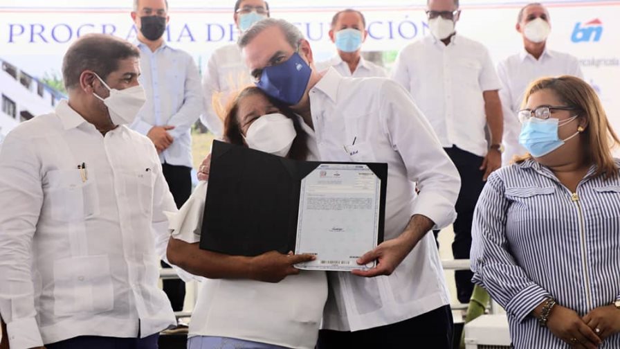 Presidente Abinader entrega 2,452 títulos de propiedad a familias en Sabana Perdida