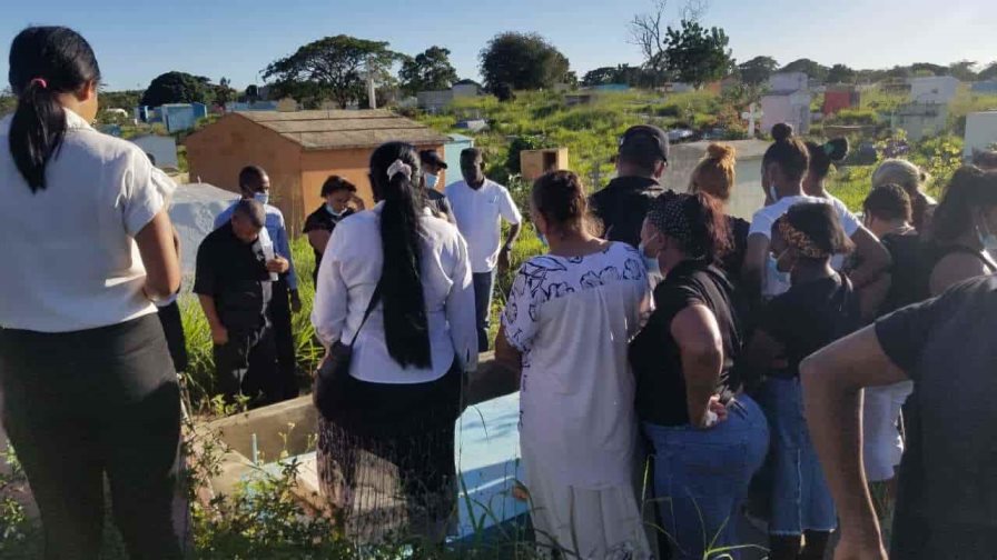 Sepultan restos de mujer asesinada por su esposo en Alma Rosa