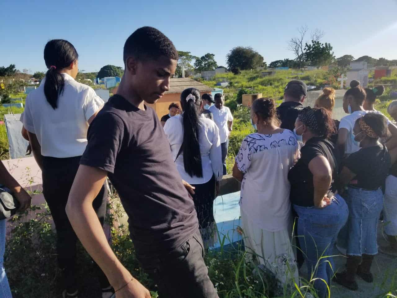 Siendo sepultados los restos de Elizabeth Lantigua Aquino