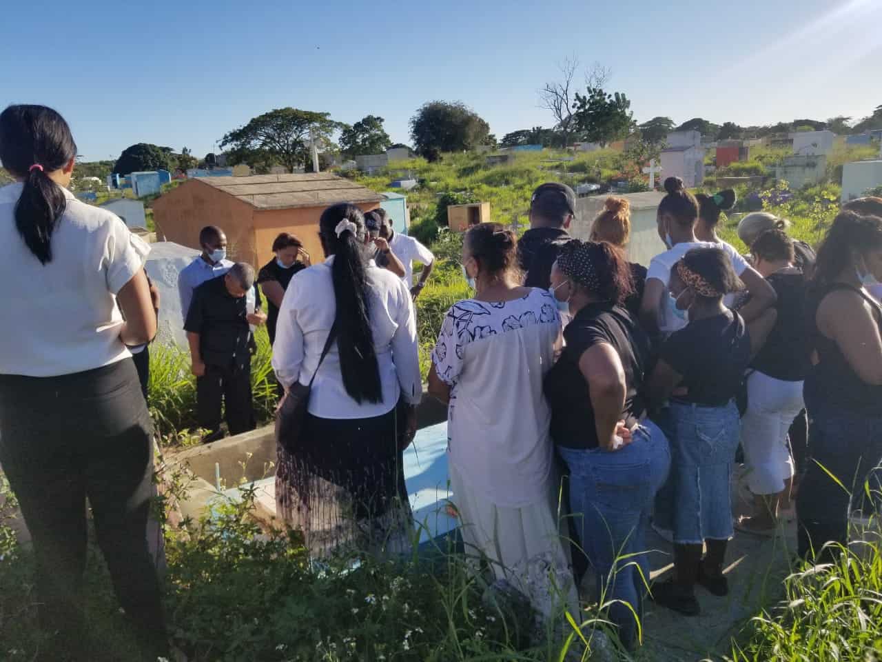 Momento en el que eran sepultados los restosElizabeth Lantigua Aquino, asesinada la madrugada del sábado por su esposo