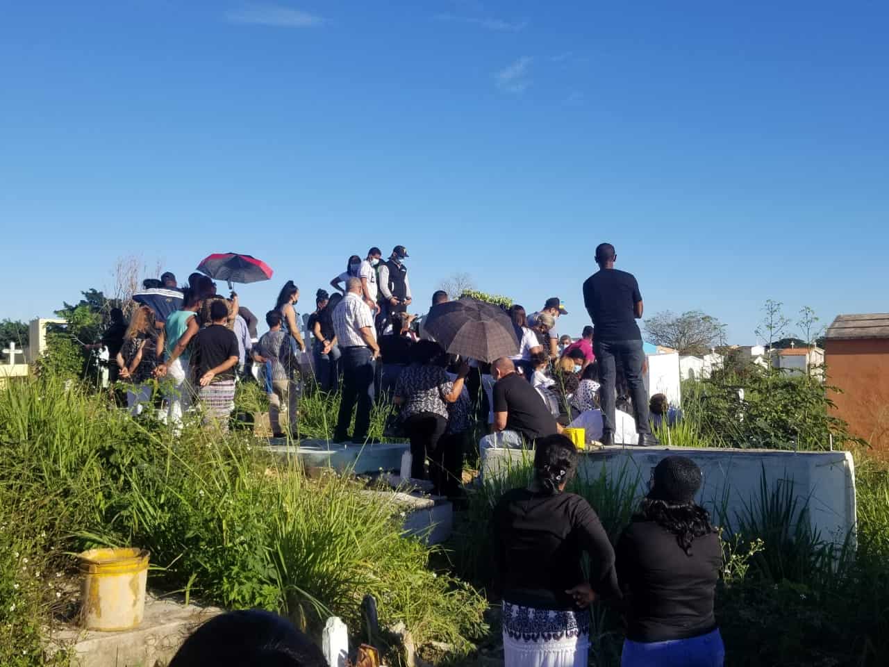 Familiares y amigos presente el cementerio Cristo Salvador 