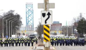 Policía canadiense despeja bloqueo fronterizo, hace arrestos