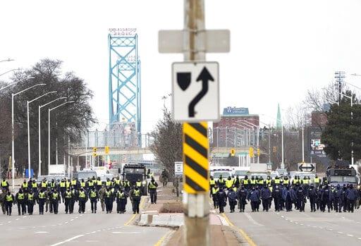 Policía canadiense despeja bloqueo fronterizo, hace arrestos