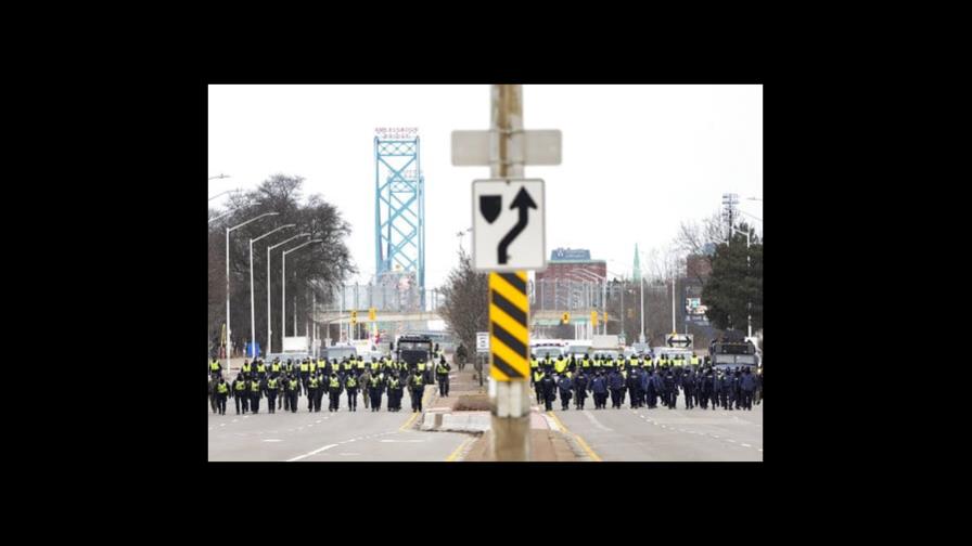 Policía canadiense despeja bloqueo fronterizo, hace arrestos