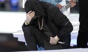 Super Bowl: 50 Cent se cuelga de cabeza, Eminem se arrodilla