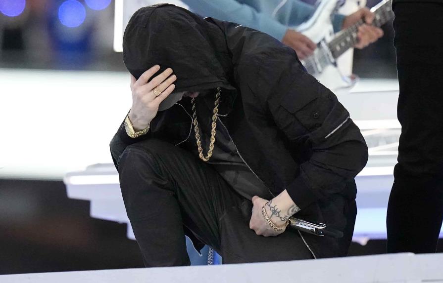 Super Bowl: 50 Cent se cuelga de cabeza, Eminem se arrodilla
