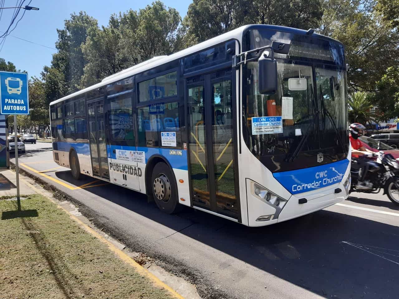 Los autobuses tinen capacidad para 45 pasajeros sentado y en total para 90