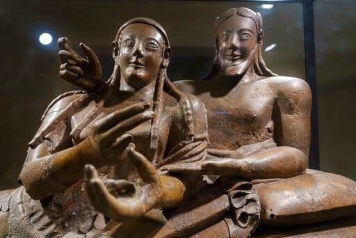 Terracota de 2,500 años recibe amor en San Valentín en Italia