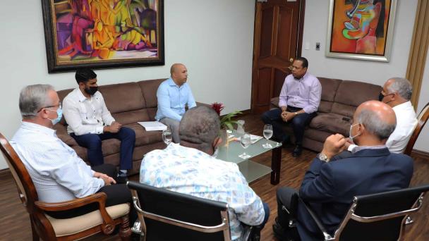 Sancionan comercios por cobrar comisión por pagos con tarjetas