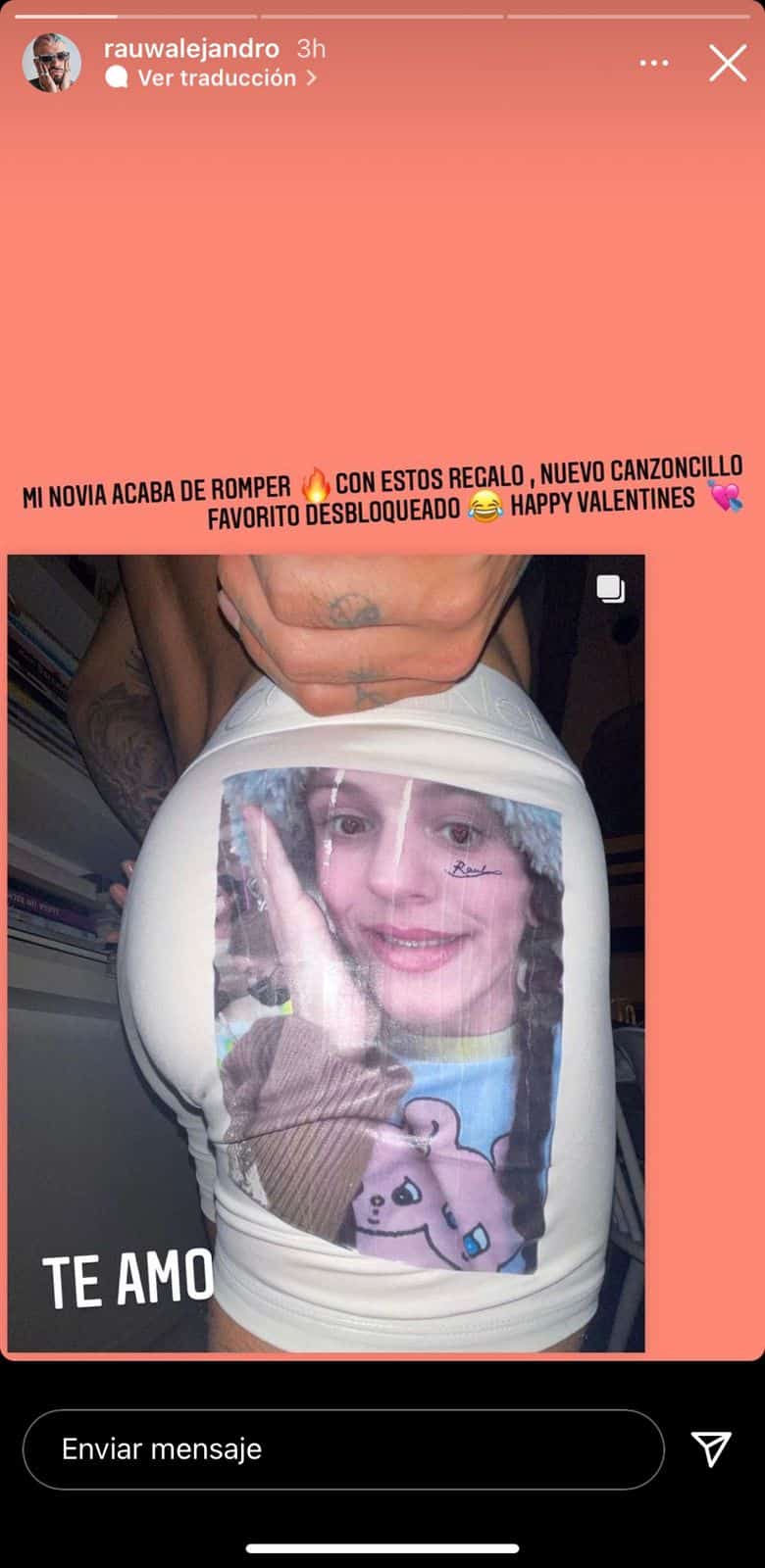 Rauw Alejandro mostrando el regalo personalizado que le hizo su novia Rosalía.
