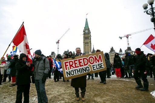 Reabre puente entre EEUU y Canadá, protesta sigue en Ottawa