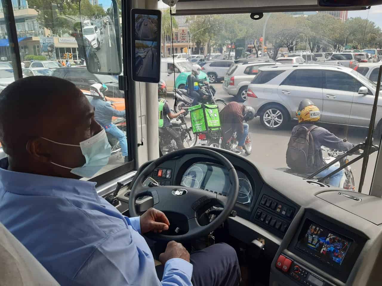 Chofer de concho que fue capacitado para conducir autobuses