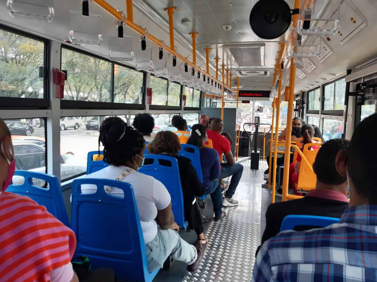 Pasajeros se transportan de manera confortable en los nuevos autobuses