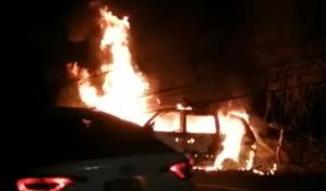 Muere hombre calcinado al incendiarse su vehículo en choque contra poste de luz