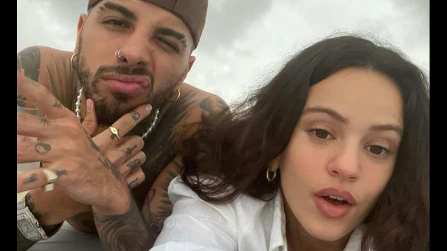 Rosalía le regala a Rauw Alejandro calzoncillo con su cara impresa