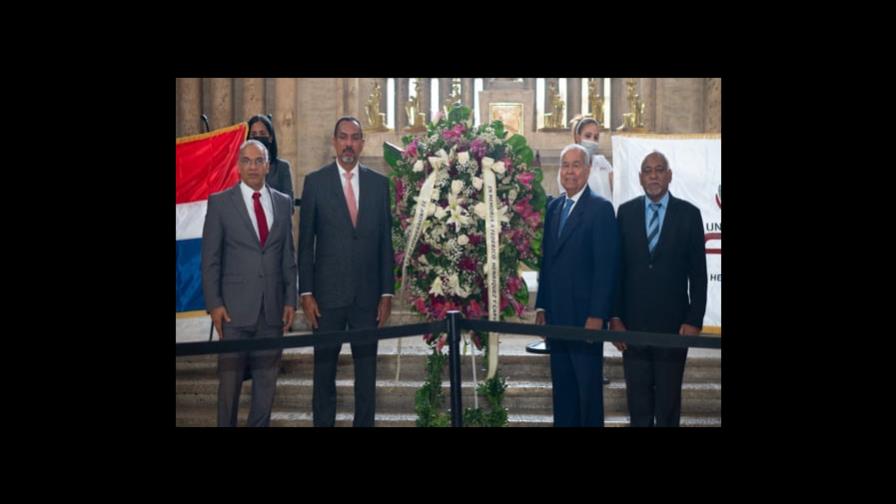 Universidad UFHEC realiza ofrenda floral al conmemorarse sus 31 años de fundada