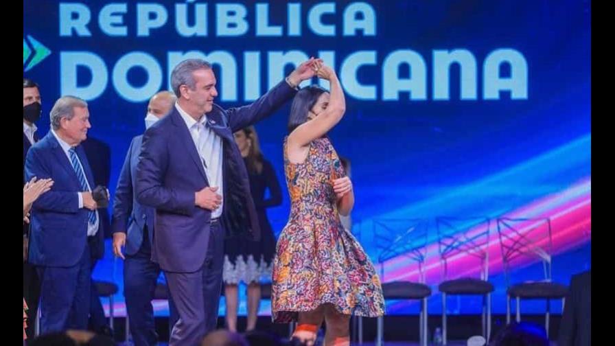 Luis Abinader a Raquel Arbaje: Todos los días son del amor a tu lado
