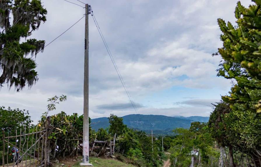 Electrifican comunidad Gajo Largo tras 20 años sin servicio eléctrico