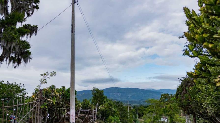 Electrifican comunidad Gajo Largo tras 20 años sin servicio eléctrico