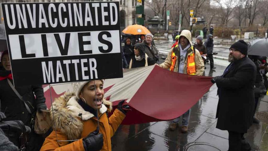Nueva York despidió a 1,430 empleados por no vacunarse contra el COVID