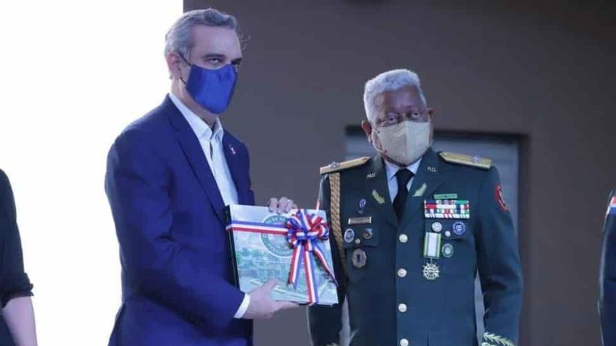 De limpiabotas y vender carbón a jefe de seguridad del presidente Luis Abinader De limpiabotas y vender carbón a jefe de seguridad del presidente Luis Abinader