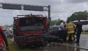 Un muerto y tres heridos en choque entre carro y camión en Autopista del Coral