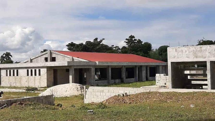 Estudiantes de comunidad de El Seibo reciben clases en aulas atestadas y sin baños Estudiantes de comunidad de El Seibo reciben clases en aulas atestadas y sin baños