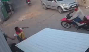 Lanzó el casco como el capitán América tras un ladrón