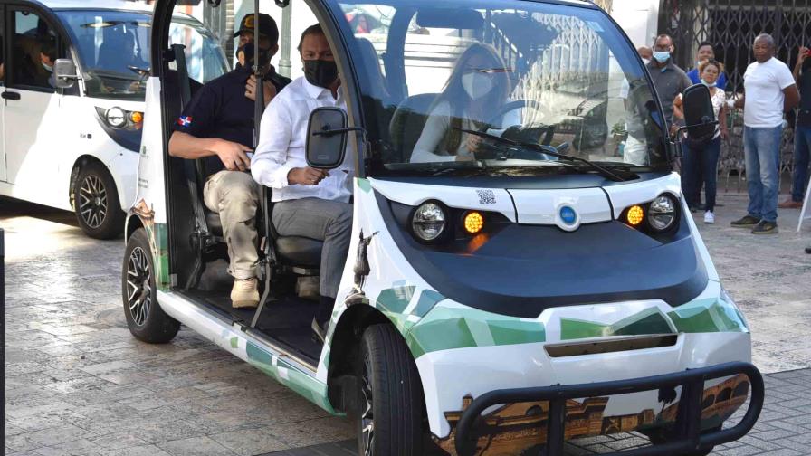 Empresa entrega vehículo eléctrico inteligente para uso en la Zona Colonial y Santo Domingo