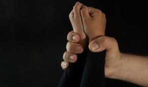 Un hombre en Bolivia apu&ntilde;ala a su hija de dos a&ntilde;os y la lanza por la ventana