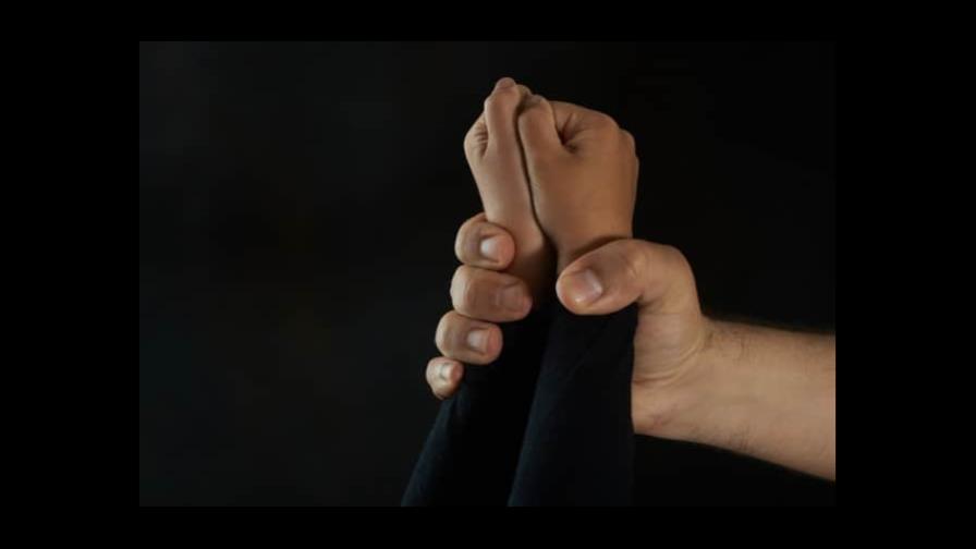 Un hombre en Bolivia apuñala a su hija de dos años y la lanza por la ventana