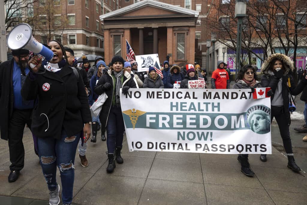 La gente marcha al puente de Brooklyn durante una protesta contra el mandato de vacunas antes de la posible terminación de los empleados de la ciudad de Nueva York debido a su estado de vacunación, el lunes 7 de febrero de 2022, en Nueva York.