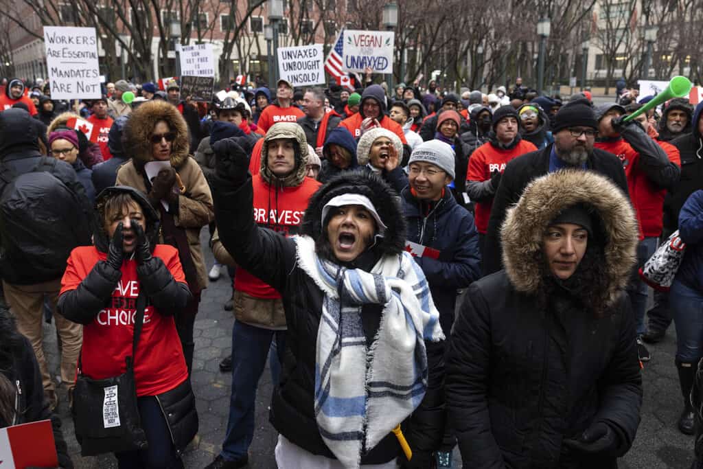 La gente se reúne para la protesta contra el mandato de vacunas antes de la posible terminación de los empleados de la ciudad de Nueva York debido a su estado de vacunación, el lunes 7 de febrero de 2022, en Nueva York.