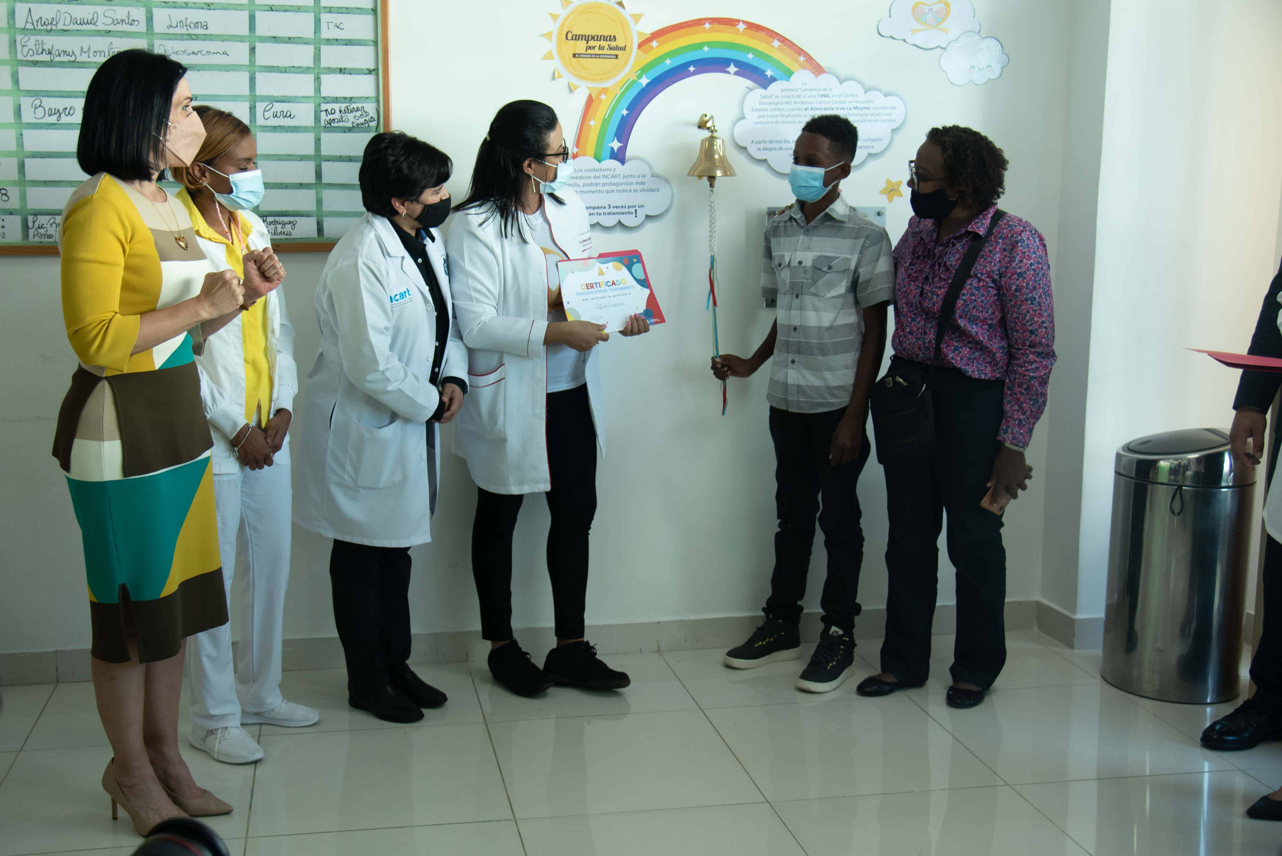 Uno de los pacientes del centro toca la campana de la esperanza.