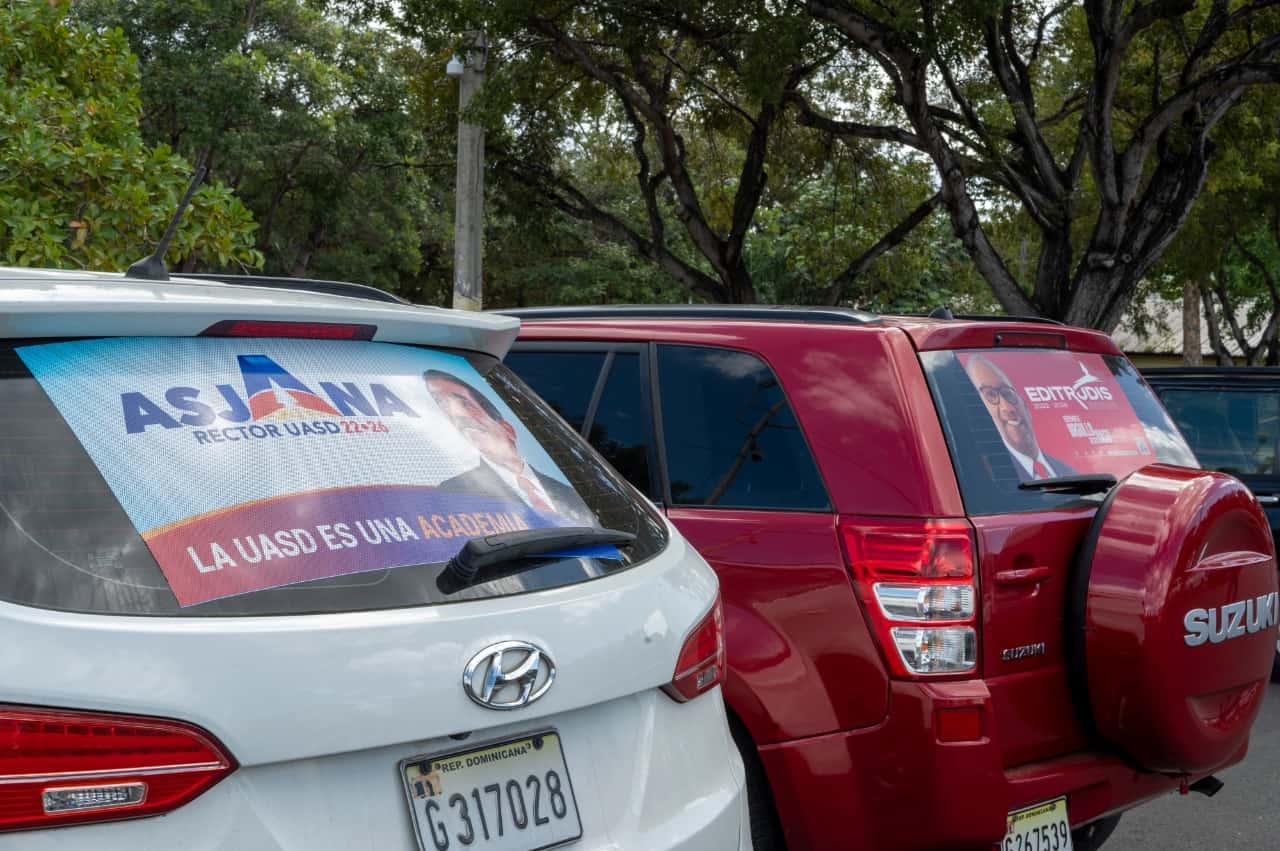 Hay vehiculos rotulados de los candidatos a rectores  Asjana y Beltrán, aunque fueron observados más cantidad para promover al último aspirante.