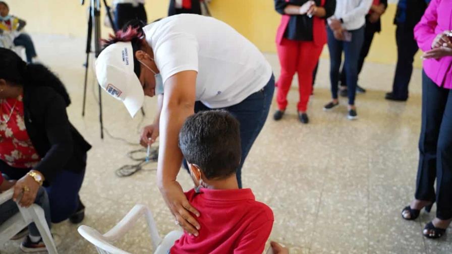 Cerca de 12 mil estudiantes de 5 a 11 años se vacunan en primer día de inoculación