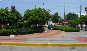 Imponen multa de RD$10,000 a ciudadano que lanz&oacute; basura en parque de SDE