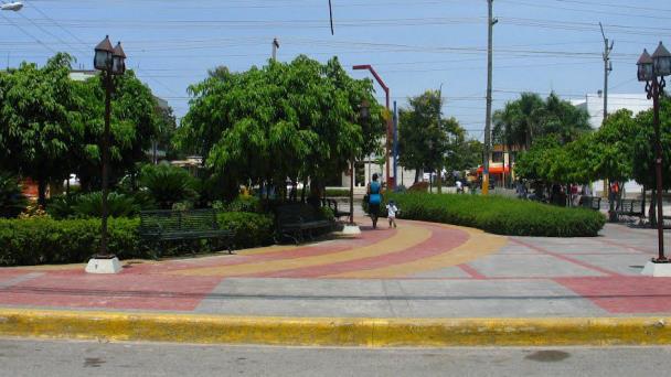 Imponen multa de RD$10,000 a ciudadano que lanzó basura en parque de SDE