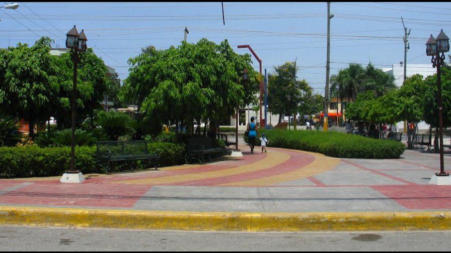 Imponen multa de RD$10,000 a ciudadano que lanzó basura en parque de SDE