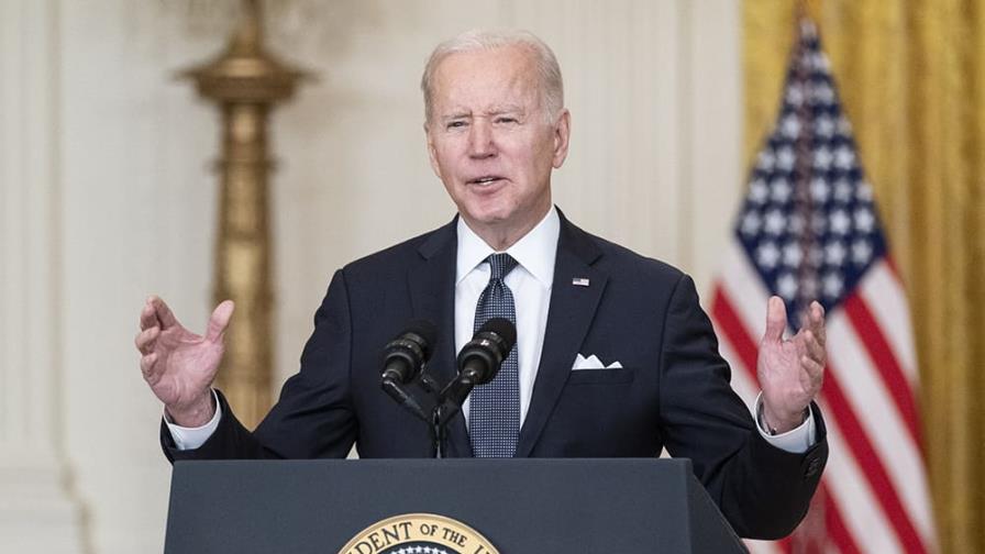 Biden advierte que invasión rusa a Ucrania haría subir precios de la gasolina en EEUU
