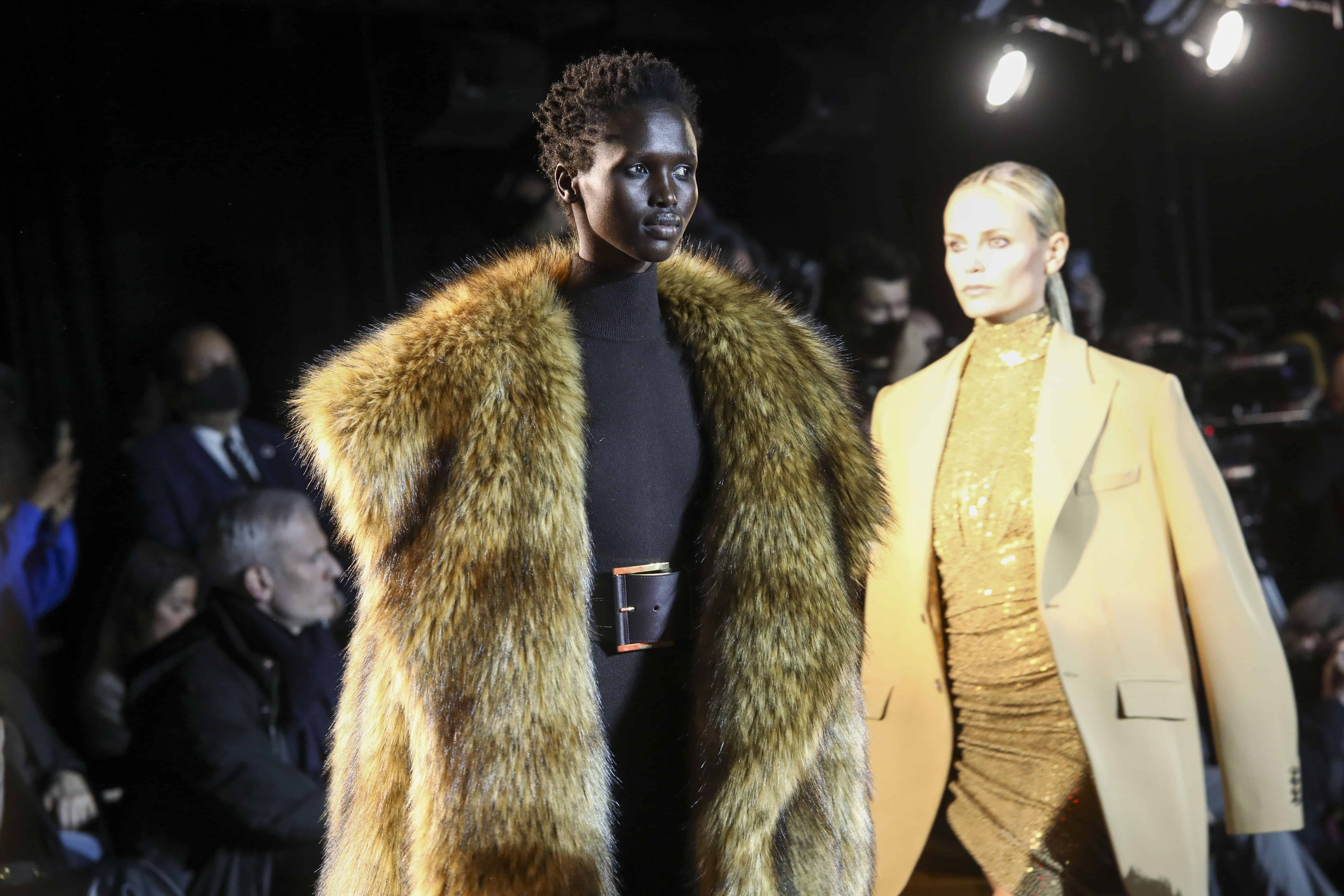 Modelos caminan por la pasarela en el desfile de modas Michael Kors Otoño/Invierno 2022 de NYFW en la Terminal 5.