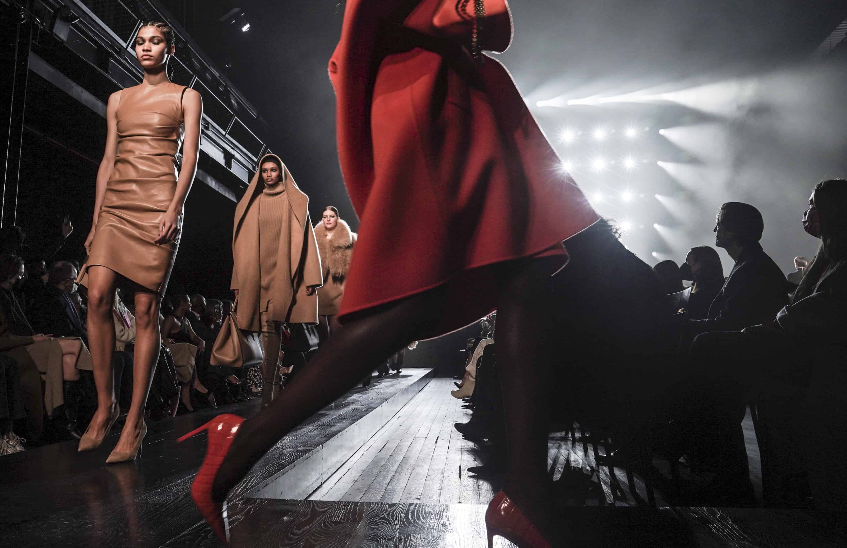 Parte del desfile de la colección otoño/invierno 2022 de Michael Kors.
