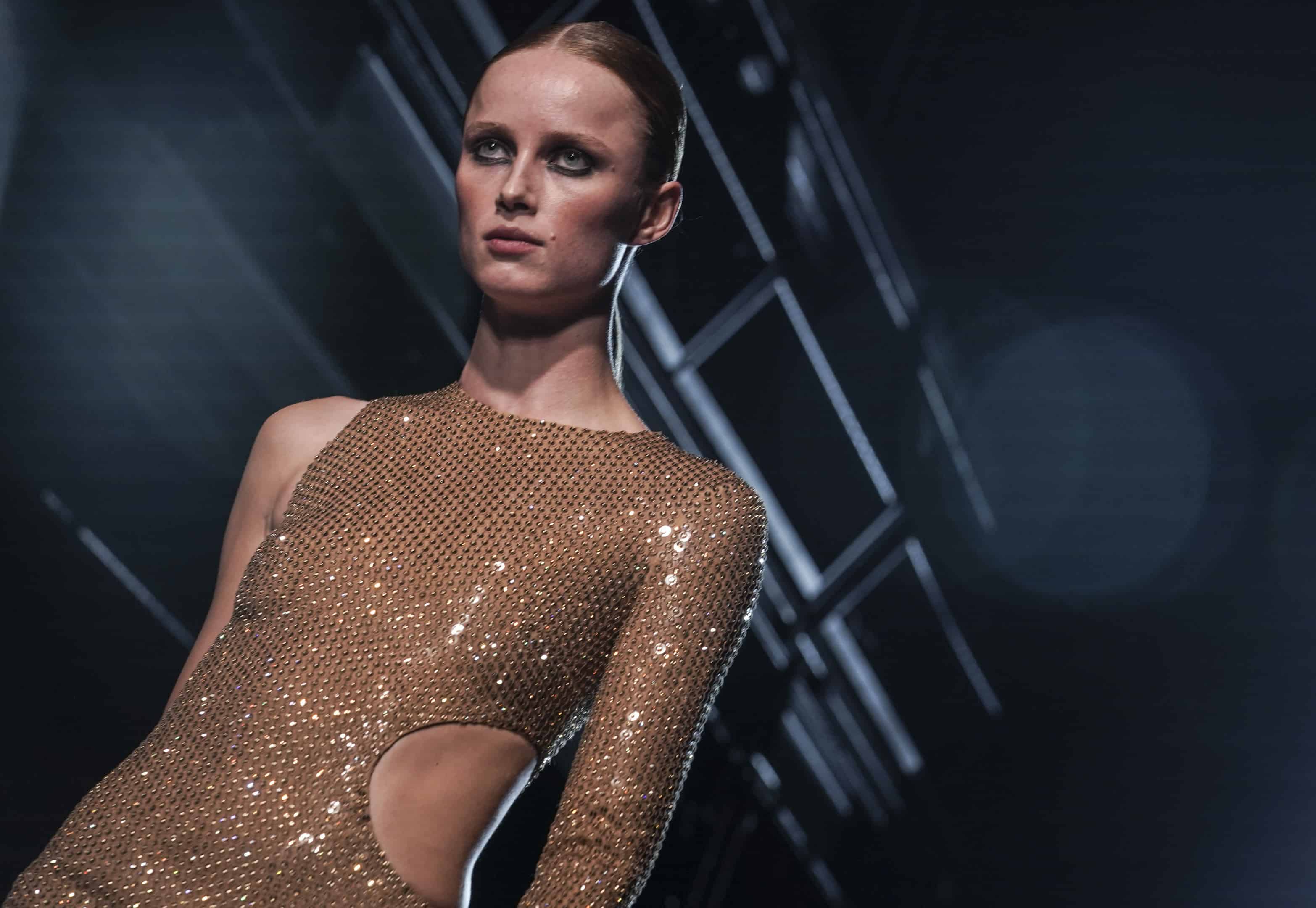 La moda de la colección otoño/invierno 2022 de Michael Kors se modela durante la Semana de la Moda.