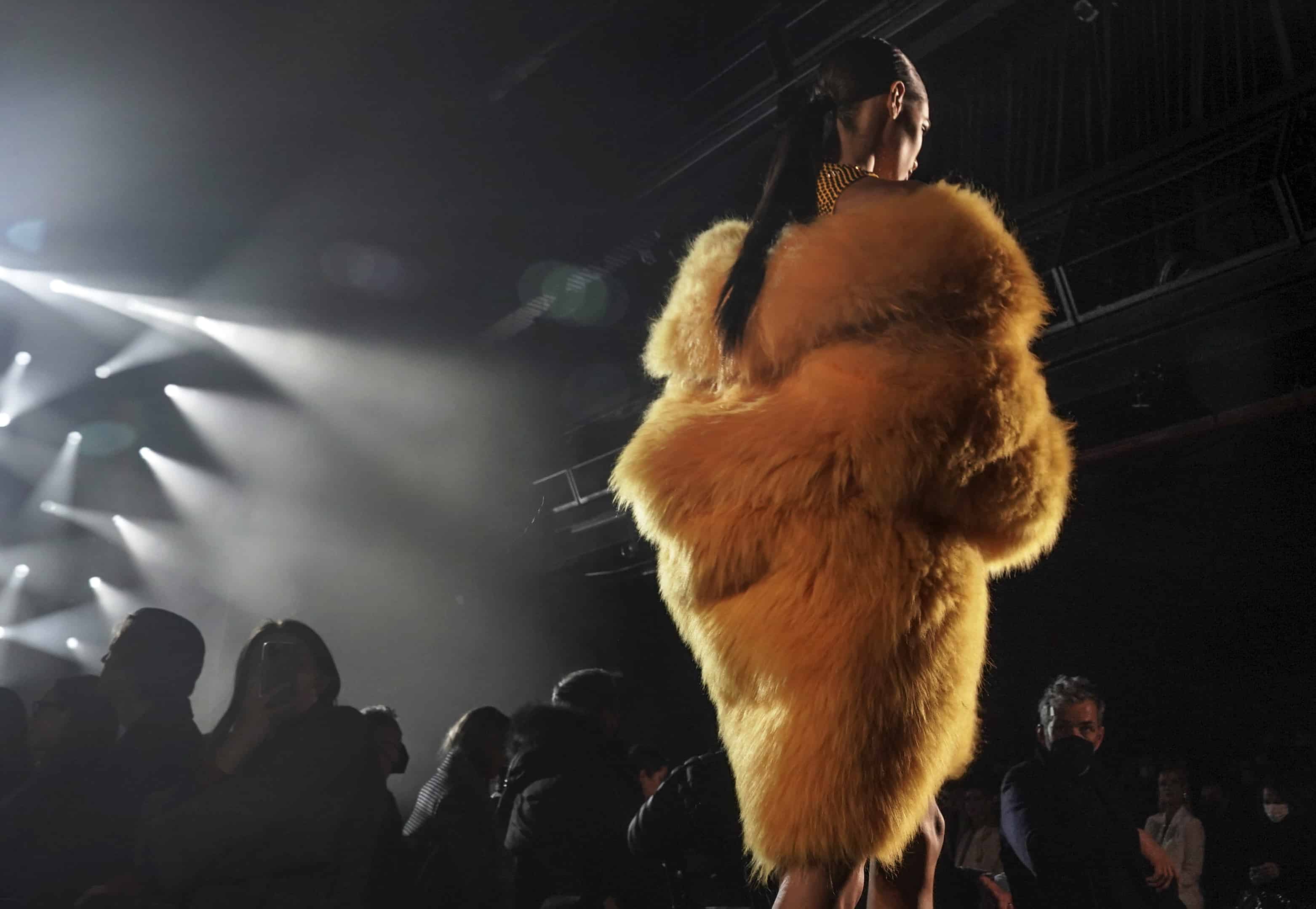 Modelo viste una pieza de la colección otoño/invierno 2022 de Michael Kors 