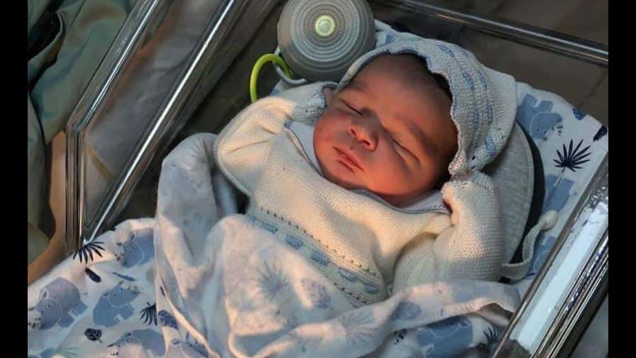 Adrián y Stephany, la pareja viral, dan la bienvenida a su primer hijo