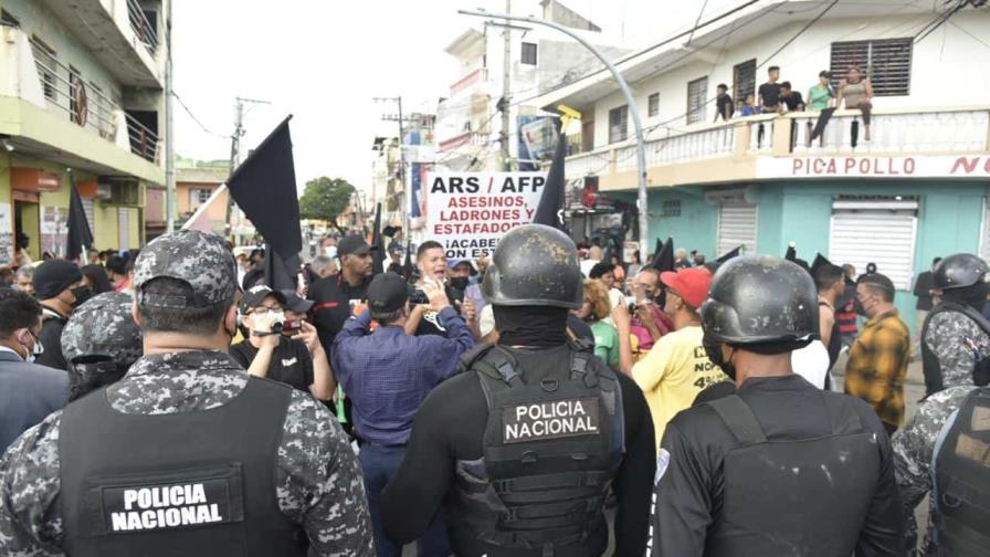 En Capotillo protestan contra alza de los combustibles y canasta familiar