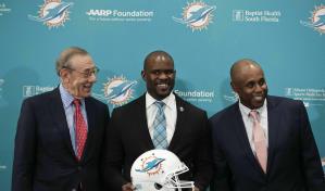 NFL contrata a ex fiscal general por demanda de Flores