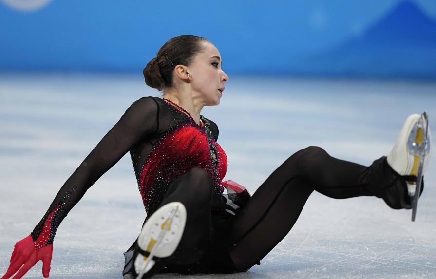 Se cayó Valieva y quedó en cuarto puesto del patinaje artístico